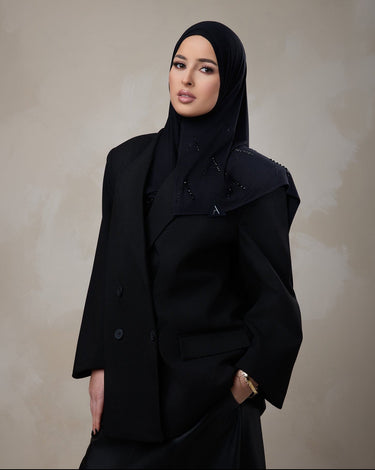 Delphine Hoofddoek, Black